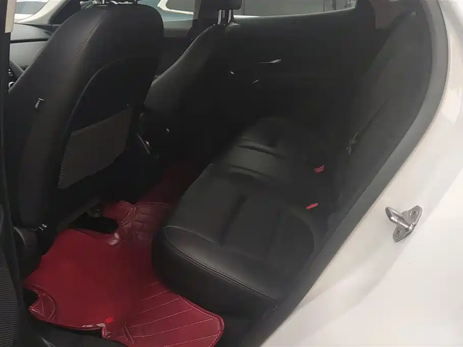 Jaguar E-PACE 2020 — фото 11