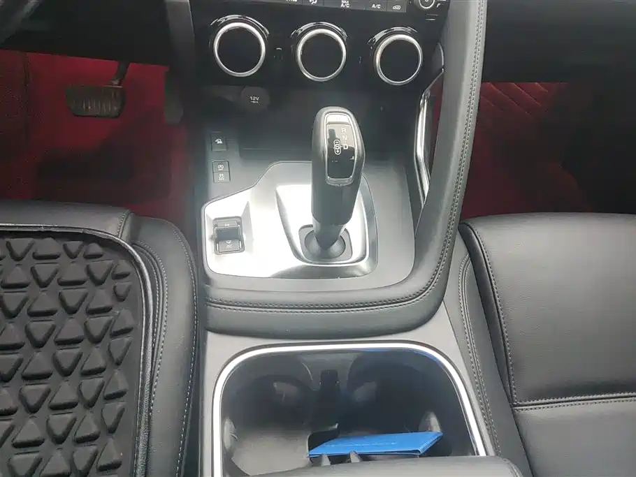 Jaguar E-PACE 2020 — фото 16