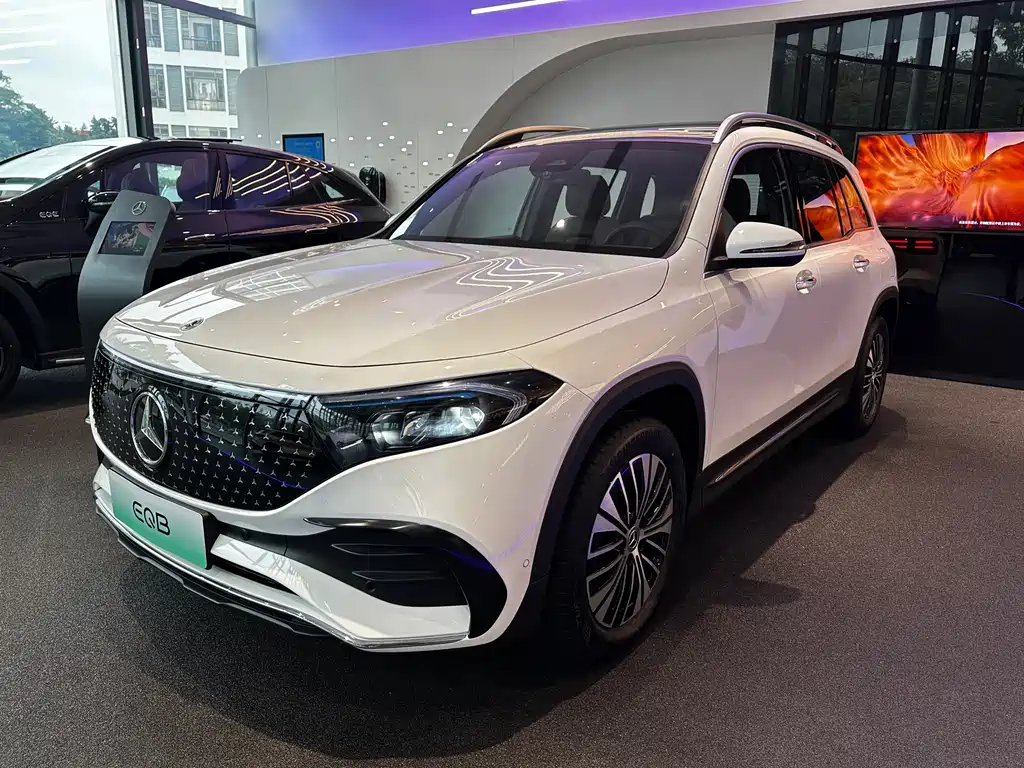 Mercedes-Benz EQB — фото 1