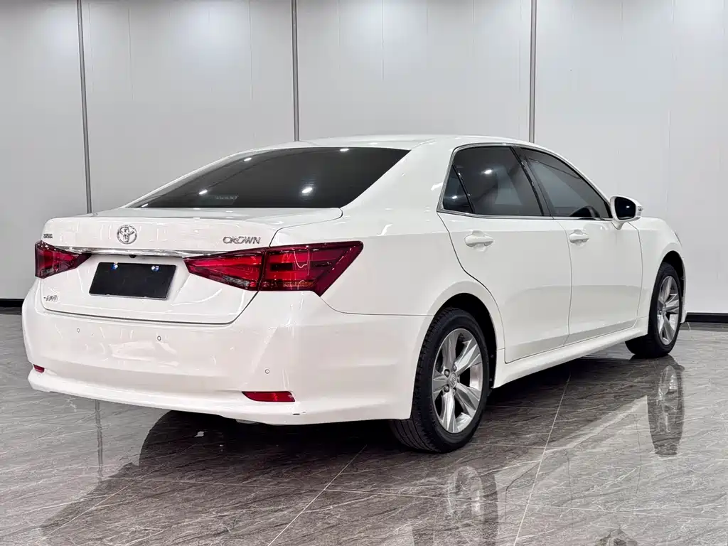 Toyota Crown 2016