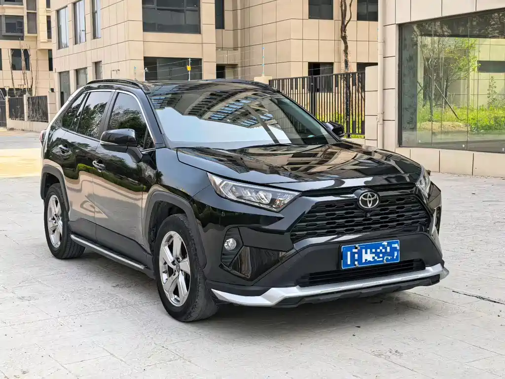 Toyota RAV4 2022 — фото 3
