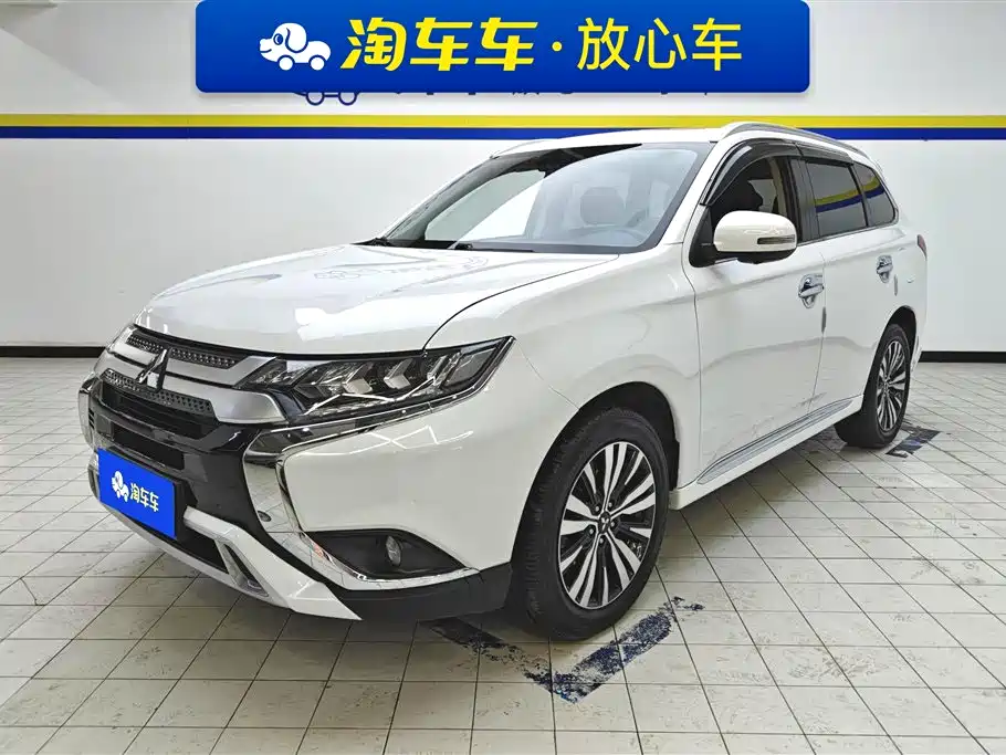 Mitsubishi Outlander 2022 — фото 1