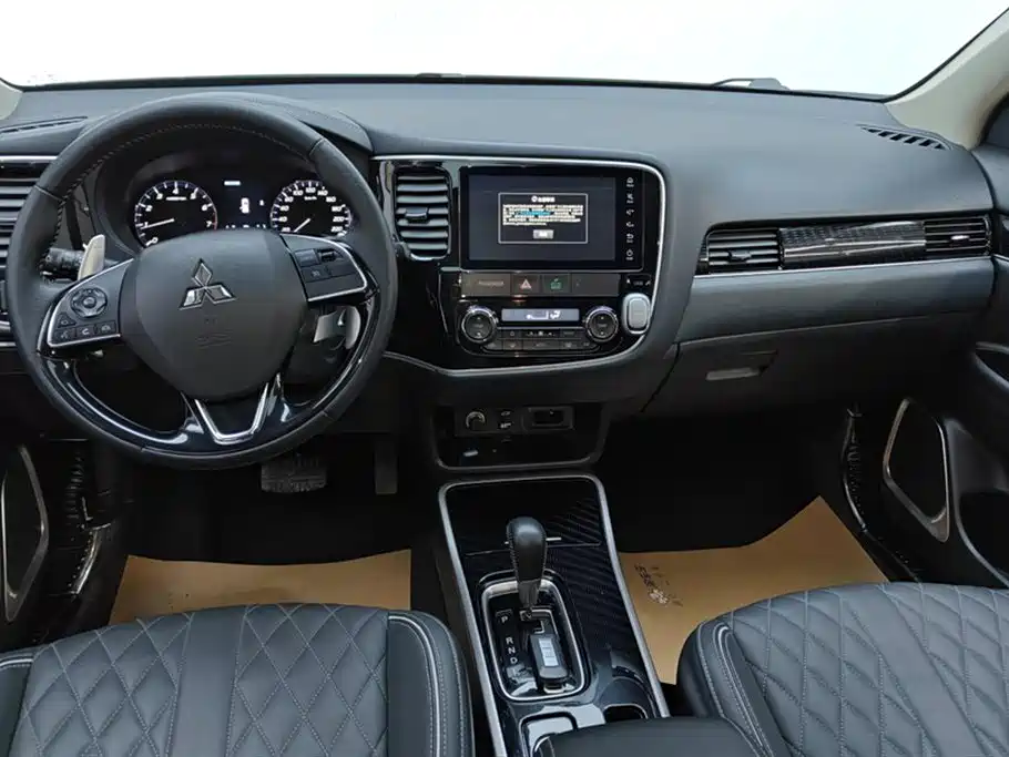 Mitsubishi Outlander 2022 — фото 12