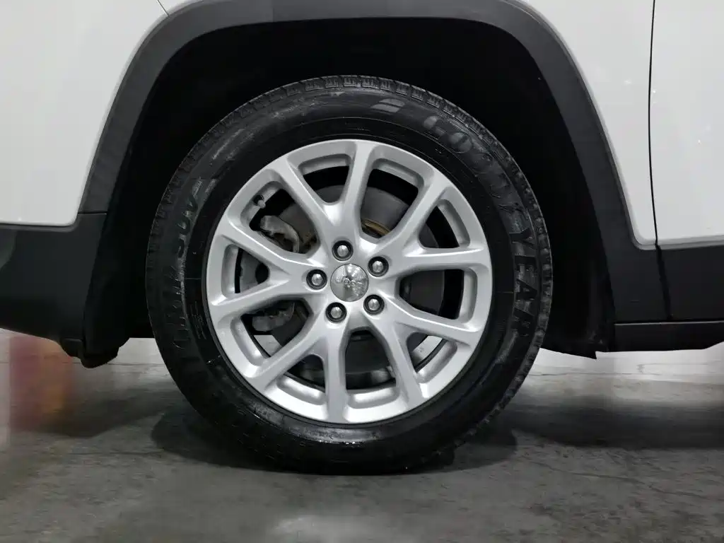 Jeep Cherokee 2018 — фото 17