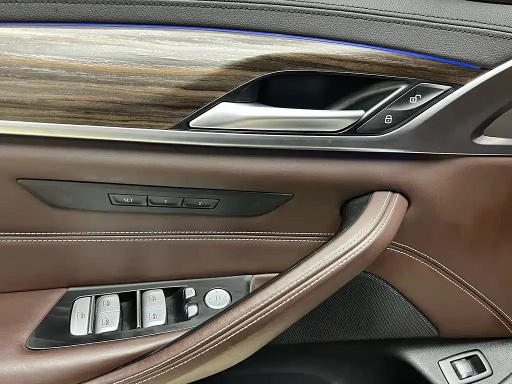 BMW 5 Series 2019 — фото 19