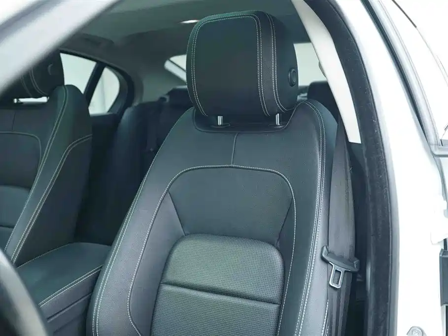 Jaguar XE 2015 — фото 13