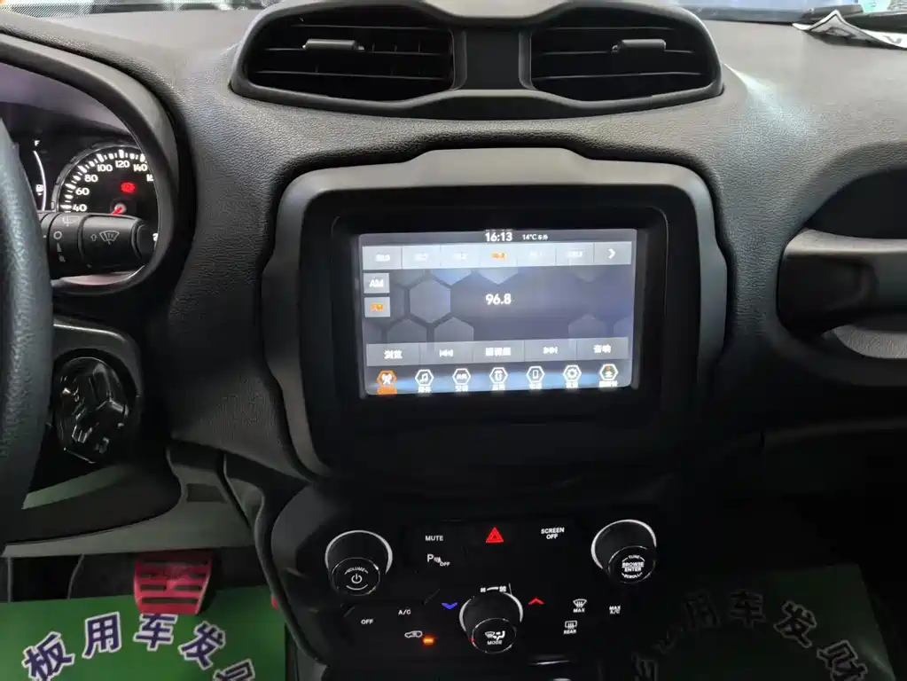 Jeep Renegade 2019 — фото 10