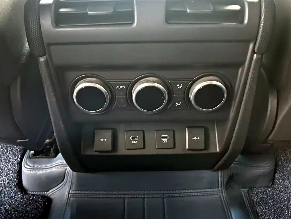 Land Rover Defender 2021 — фото 13