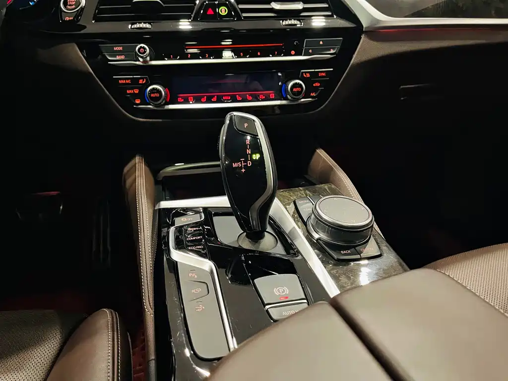 BMW 6 Series GT 2018 — фото 9