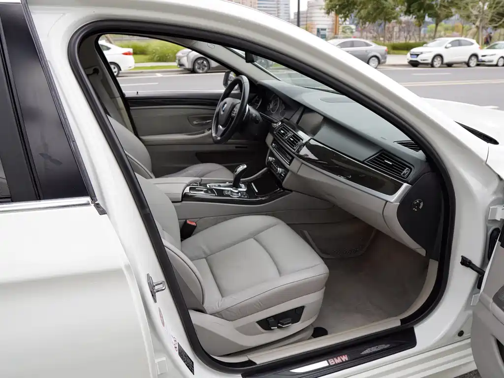 BMW 5 Series 2012 — фото 15