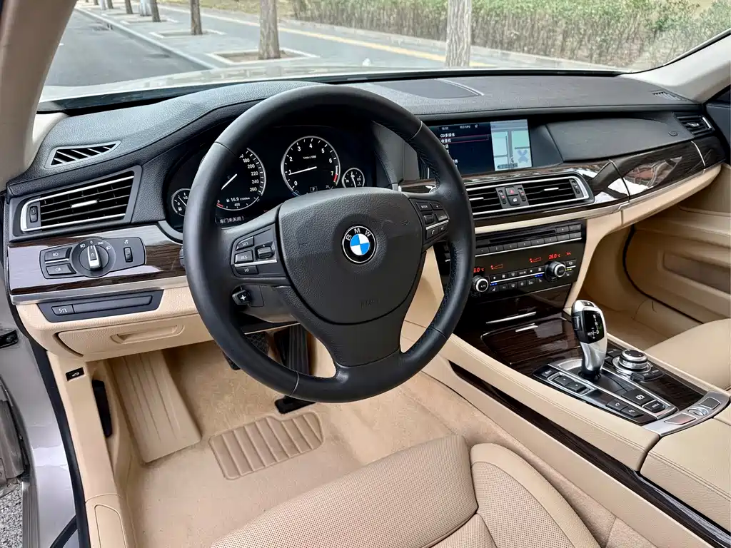 BMW 7 Series 2011 — фото 11