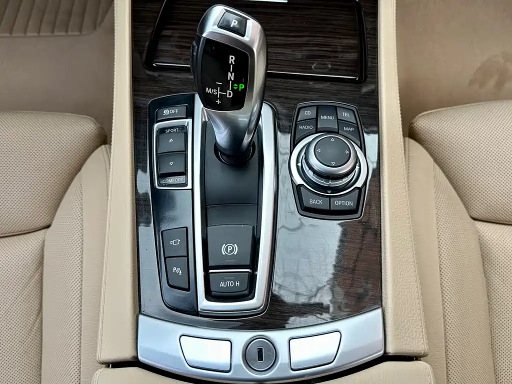 BMW 7 Series 2011 — фото 9
