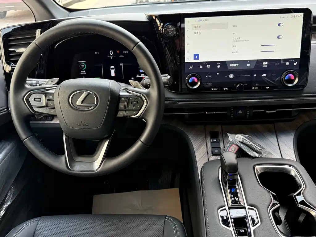 Lexus LM — фото 13