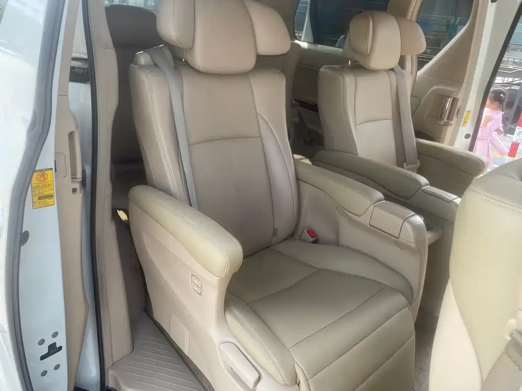 Toyota Alphard 2011 — фото 18