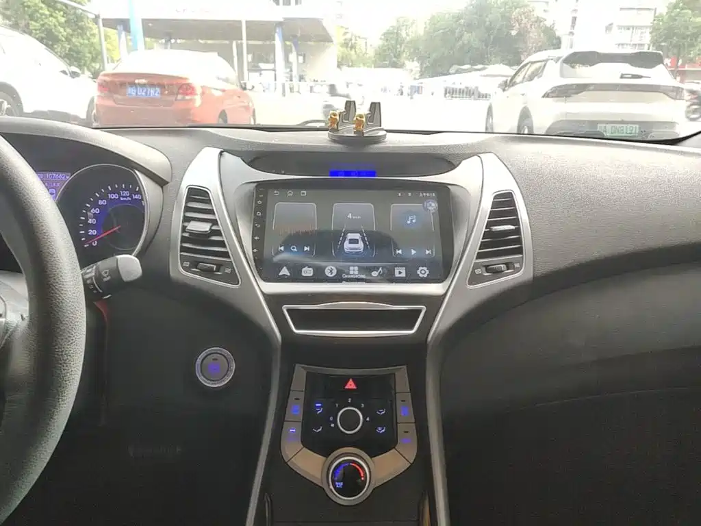 Hyundai Elantra 2015 — фото 13