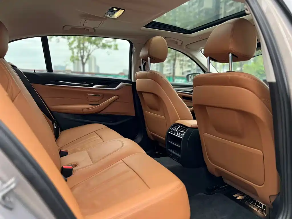 BMW 5 Series 2018 — фото 14