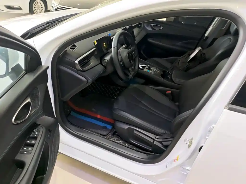 BYD Seal 05 DM-i 2025 — фото 16