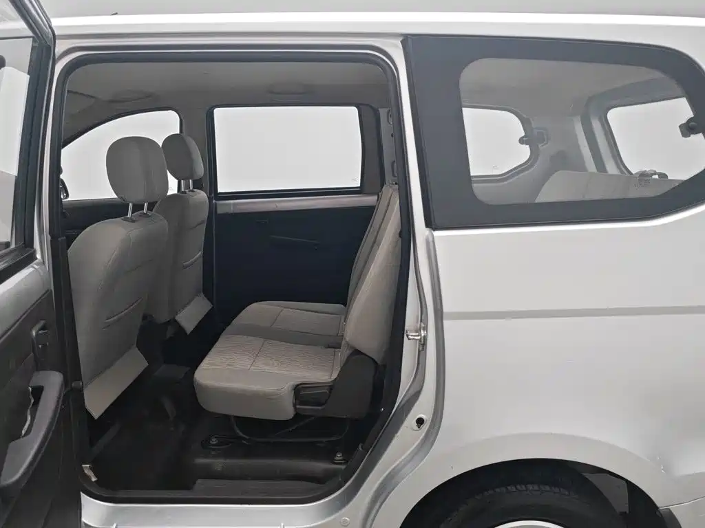 Wuling Hongguang 2015 — фото 15