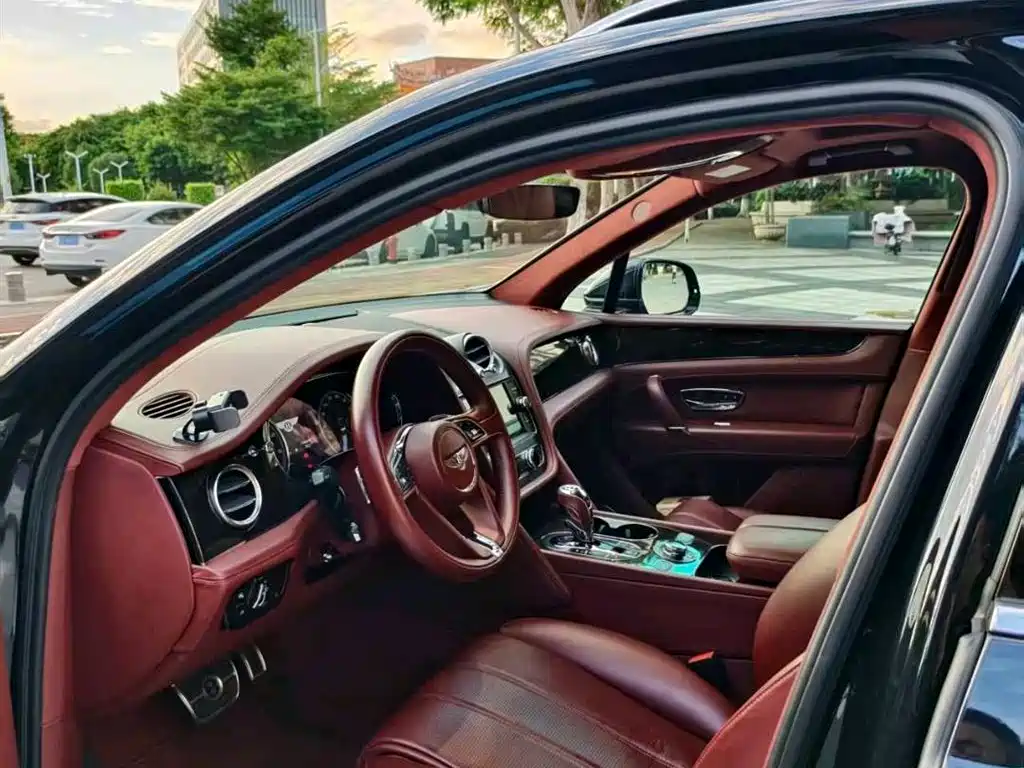 Bentley Bentayga 2019 — фото 15