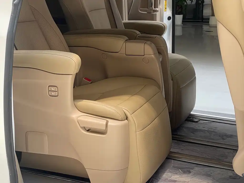 Toyota Alphard 2011 — фото 11