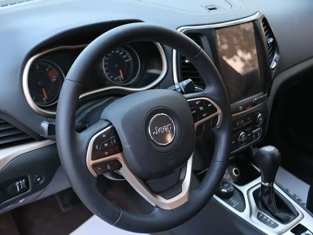 Jeep Cherokee 2017 — фото 11