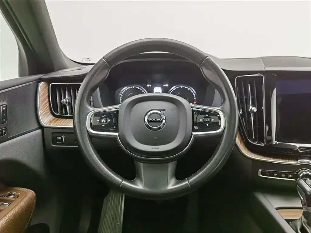 Volvo XC60 2020 — фото 11