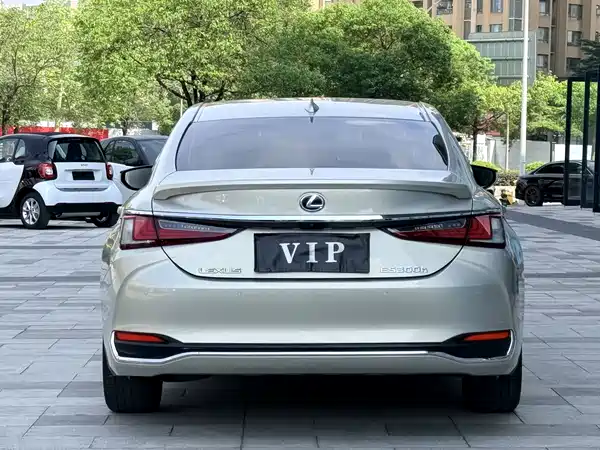 Lexus ES 2020