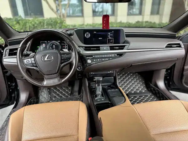 Lexus ES 2020