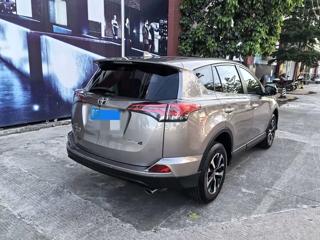 Toyota RAV4 2019 — фото 7