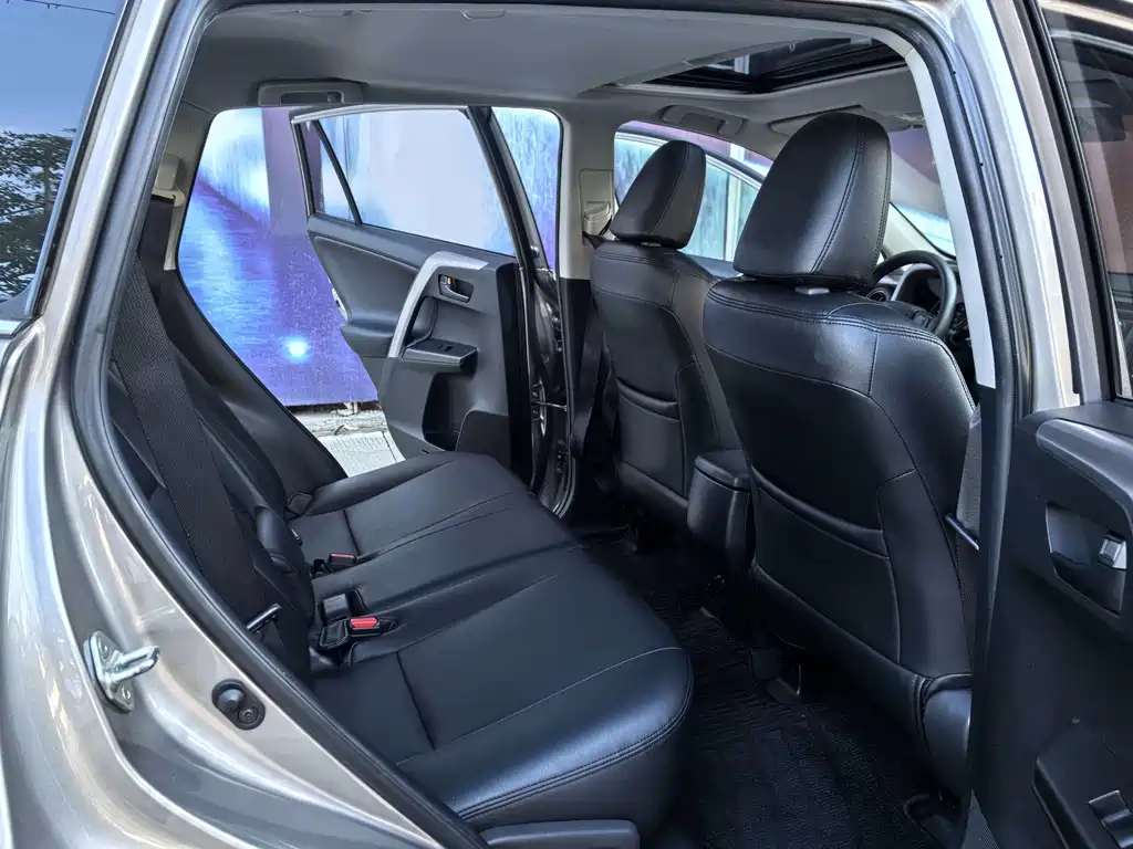 Toyota RAV4 2019 — фото 15