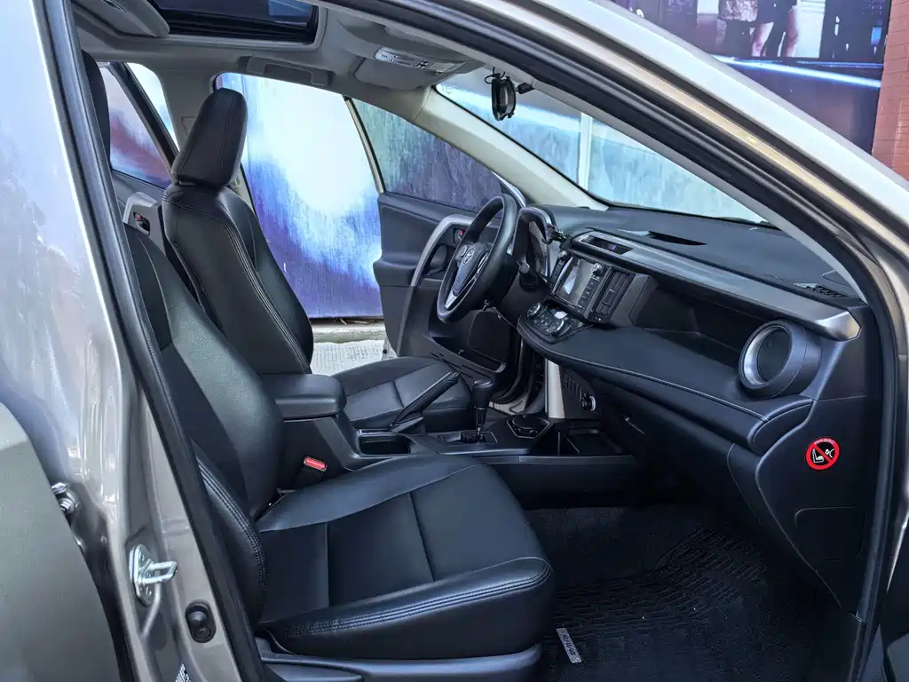 Toyota RAV4 2019 — фото 16