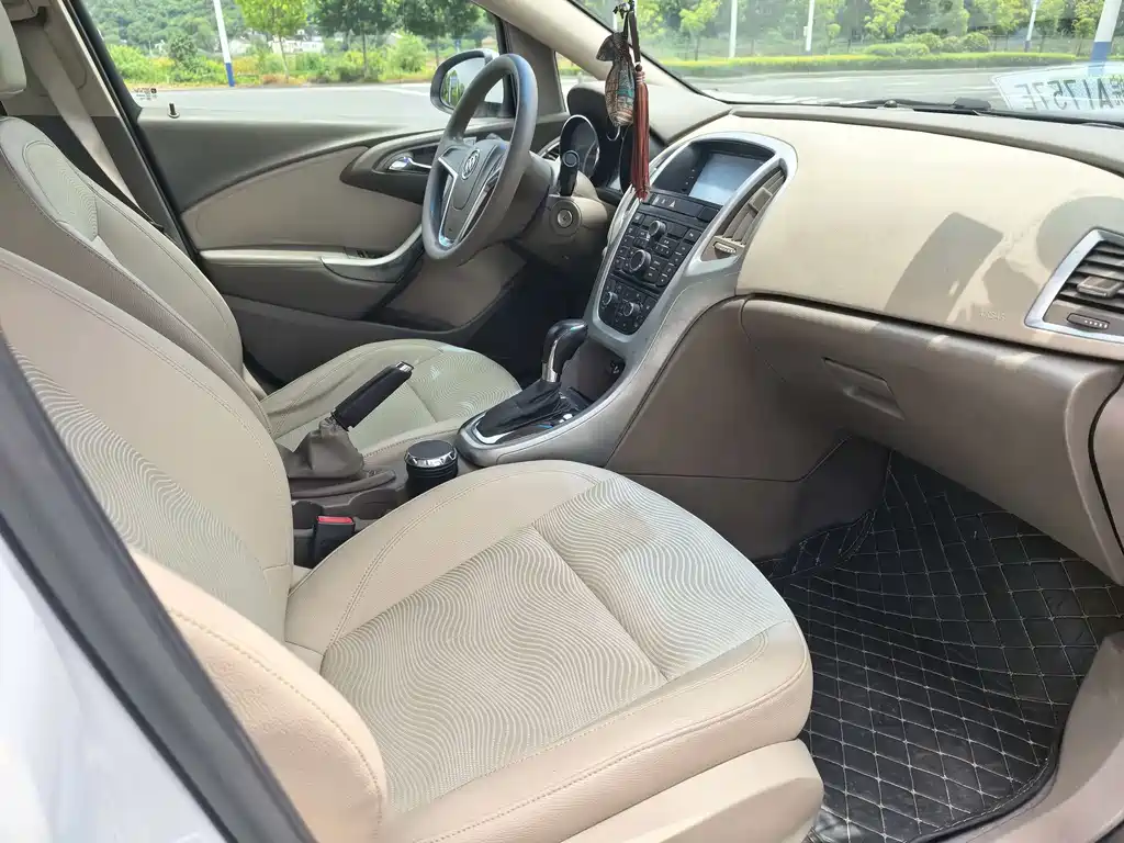 Buick Excelle 2015 — фото 8