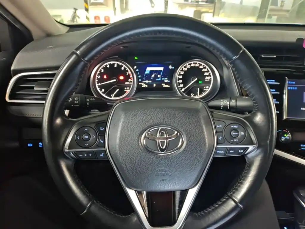 Toyota Camry 2018 — фото 11