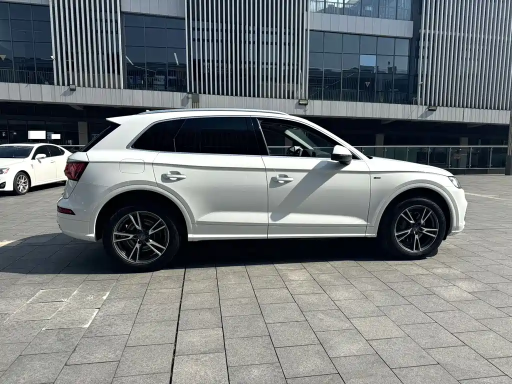 Audi Q5L 2019 — фото 16