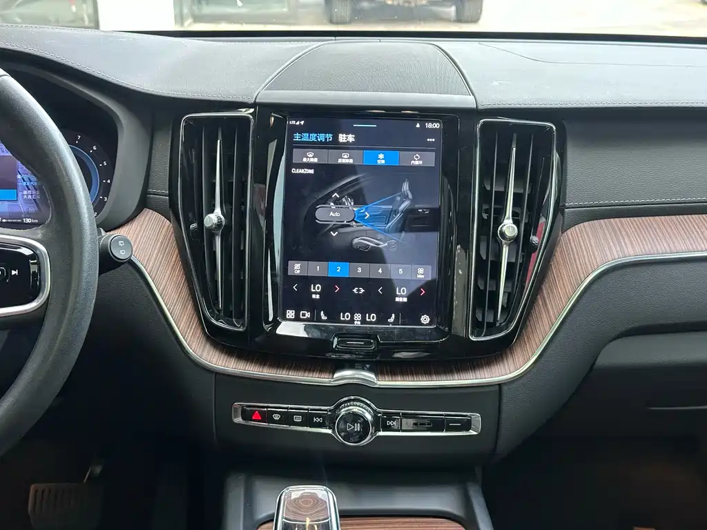 Volvo XC60 2022 — фото 12
