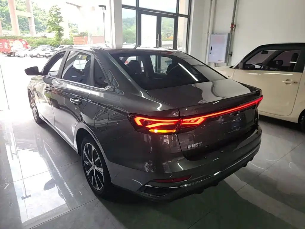 Geely Emgrand 2021
