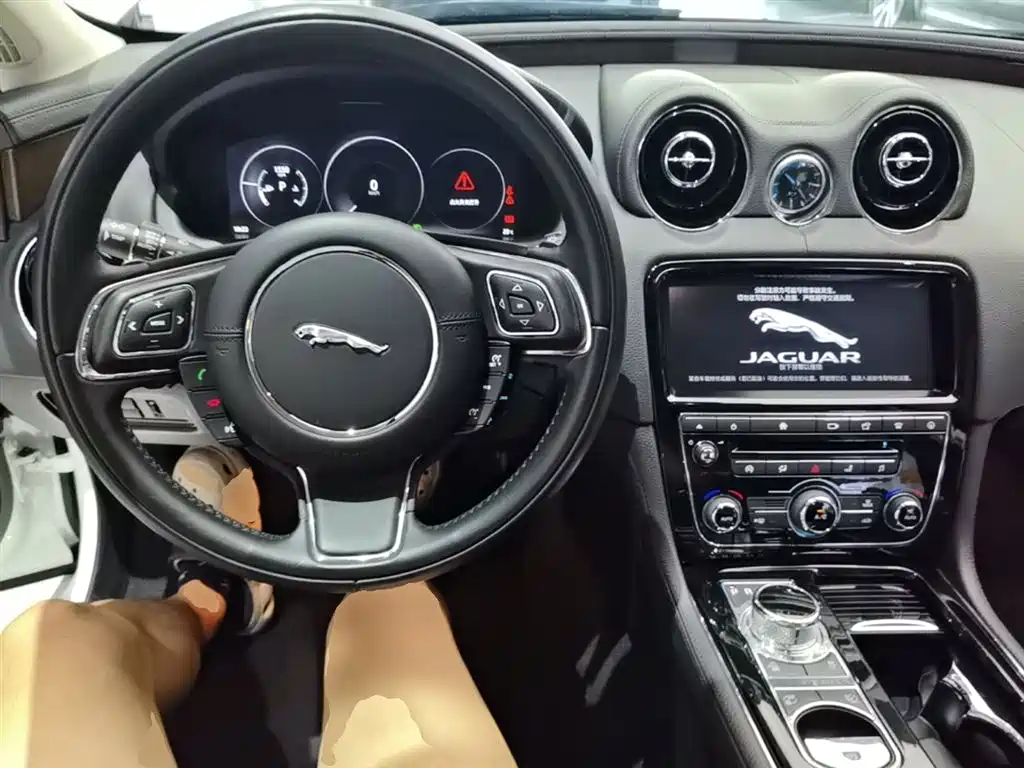Jaguar XJ 2019 — фото 10