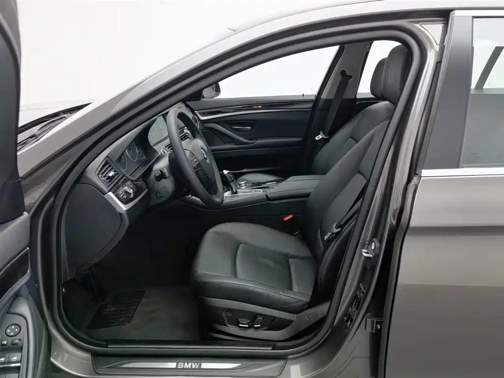 BMW 5 Series 2012 — фото 10