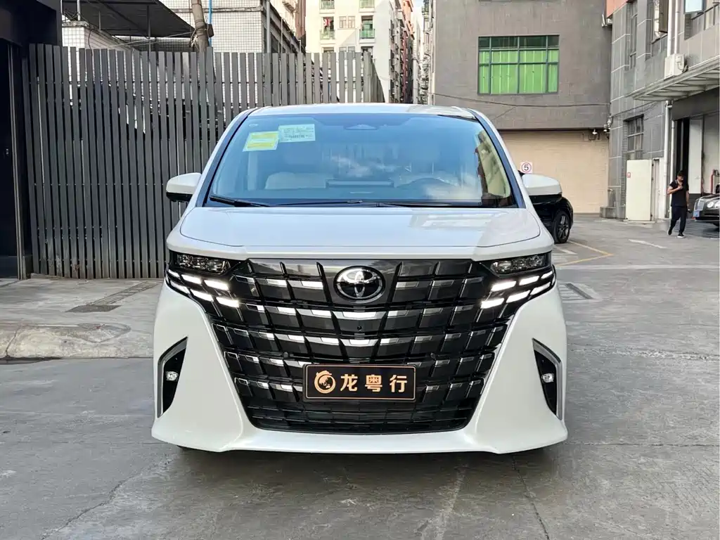 Toyota Alphard — фото 1
