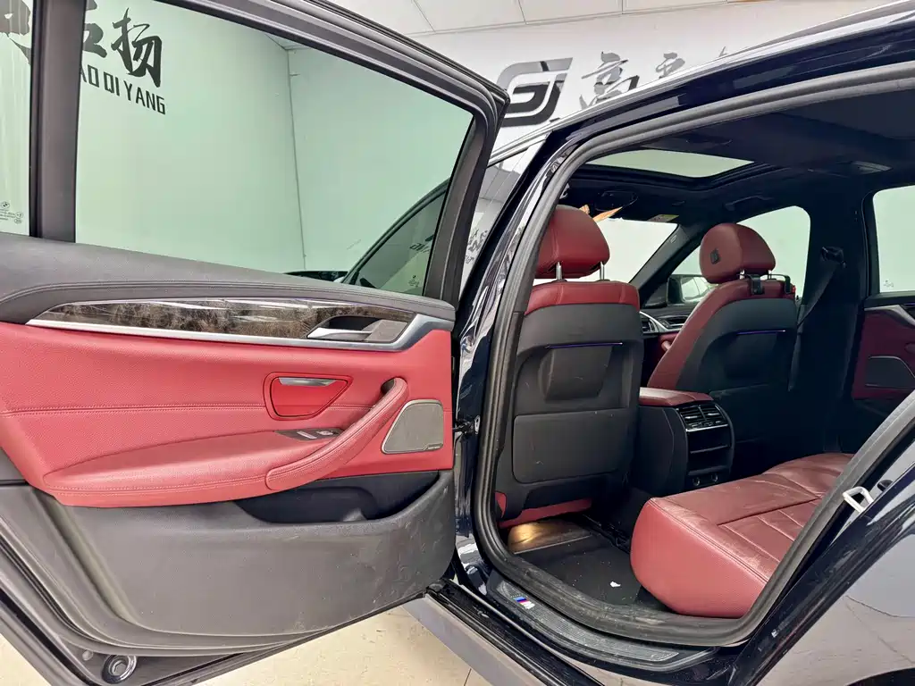 BMW 5 Series 2018 — фото 10