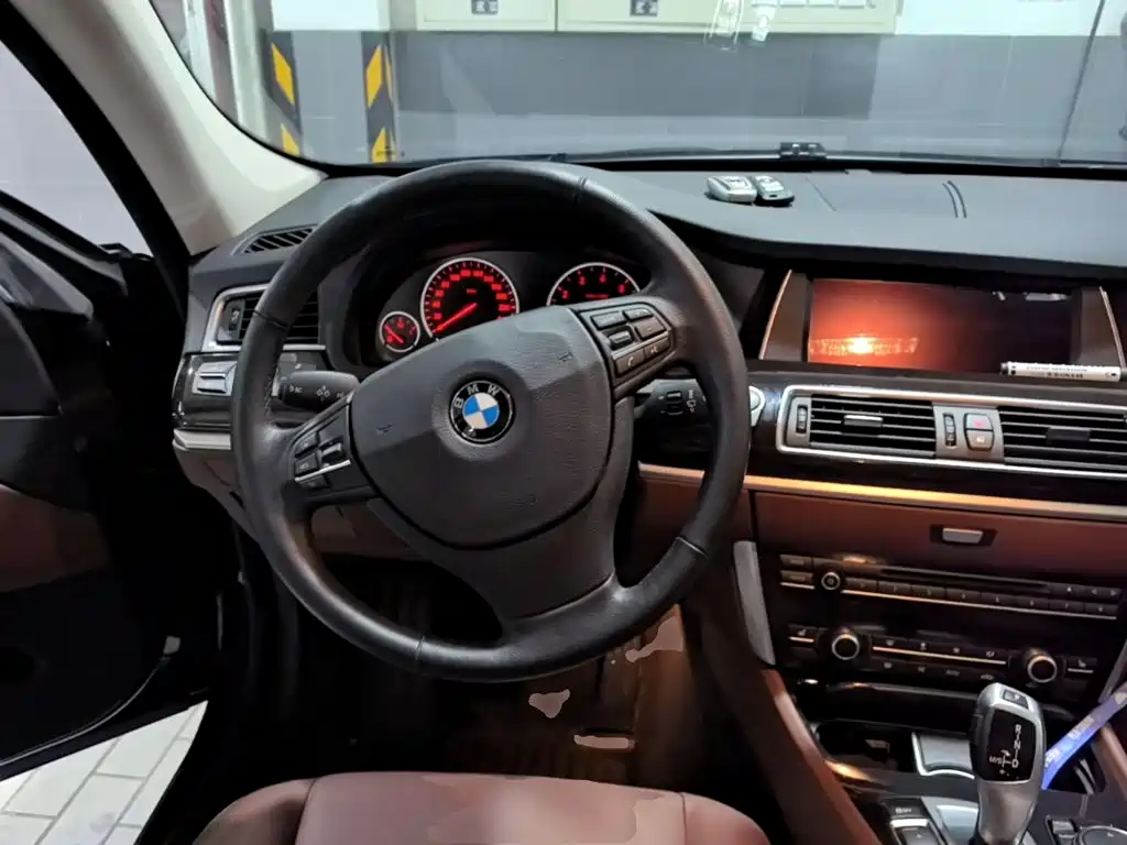 BMW 5 Series GT 2015 — фото 11