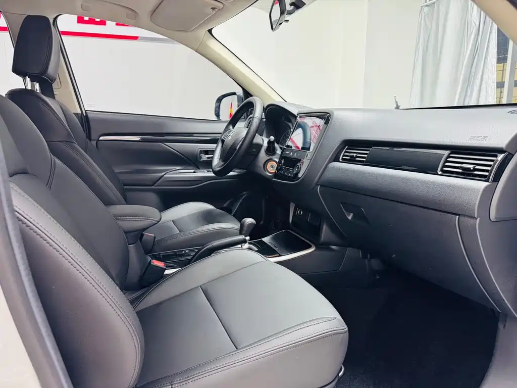Mitsubishi Outlander 2021 — фото 15