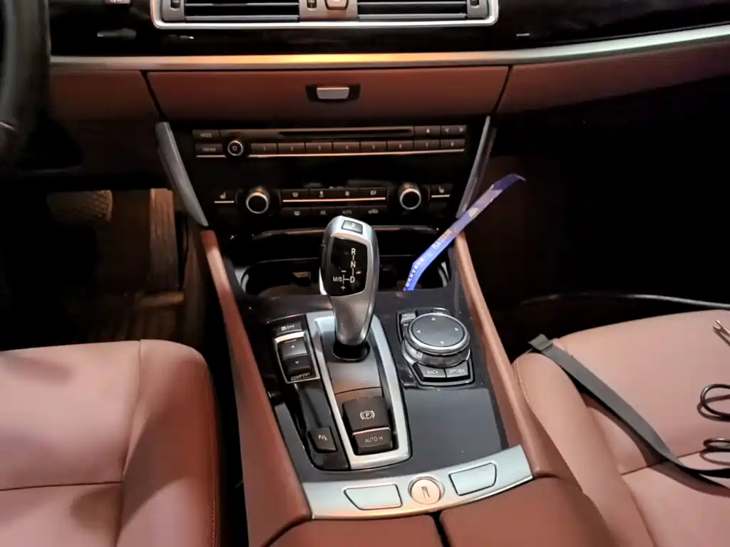 BMW 5 Series GT 2015 — фото 14