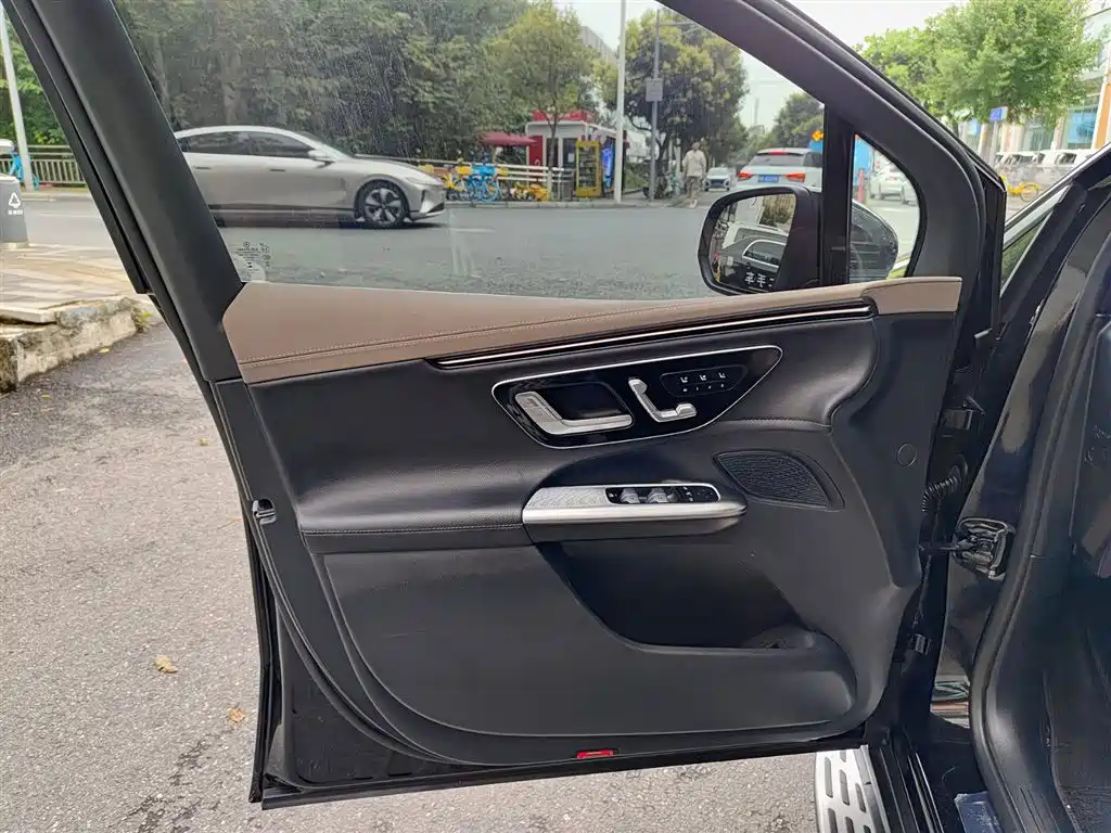 Mercedes-Benz EQE SUV 2025