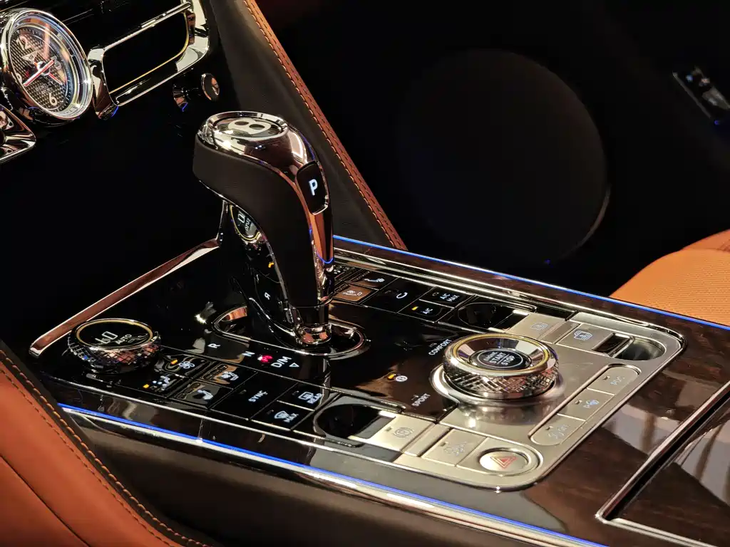 Bentley Flying Spur — фото 11