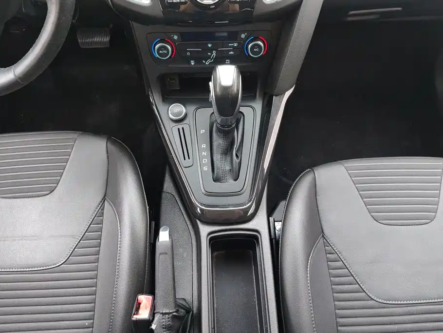 Ford Focus 2016 — фото 16