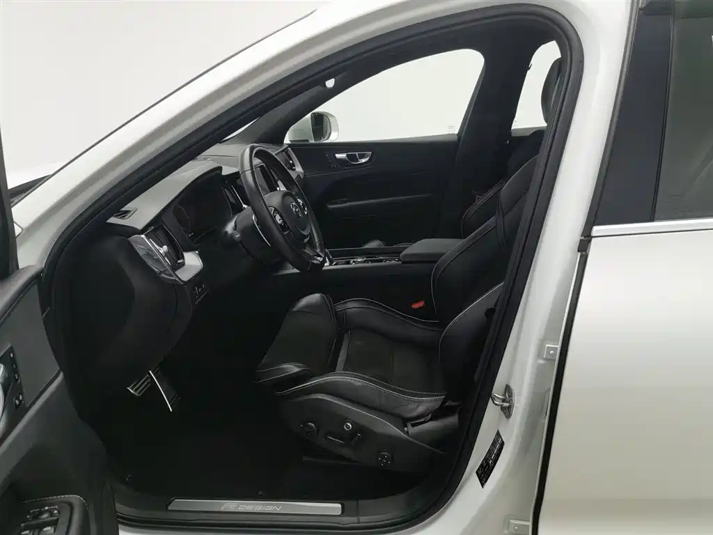 Volvo XC60 PHEV 2019 — фото 10