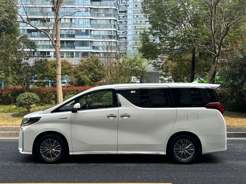 Toyota Alphard 2023 — фото 9