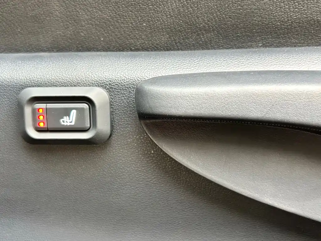 Toyota Yaris L 2023 — фото 10