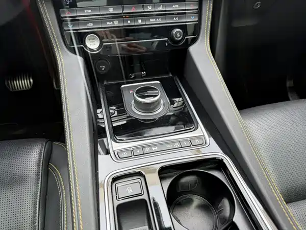 Jaguar F-PACE 2021